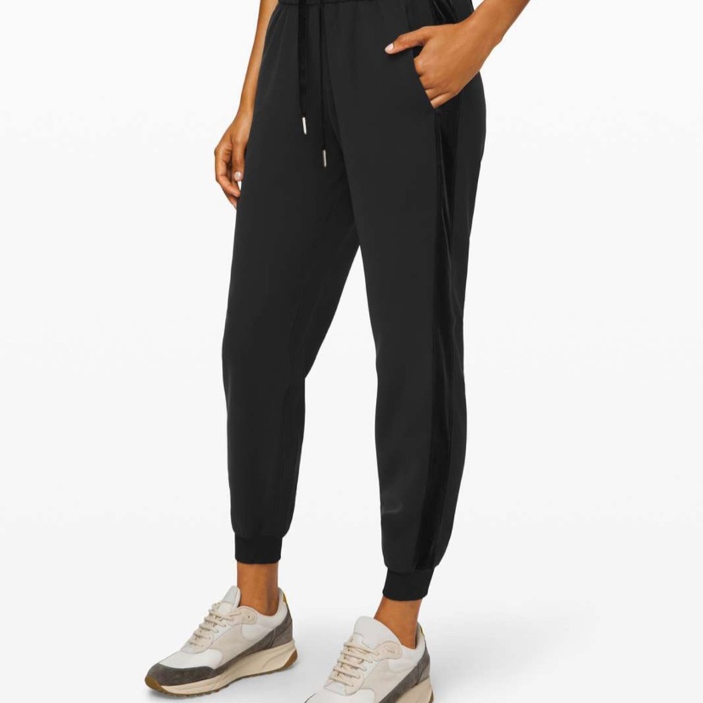 Lululemon On The Fly Jogger with Velvet Trim